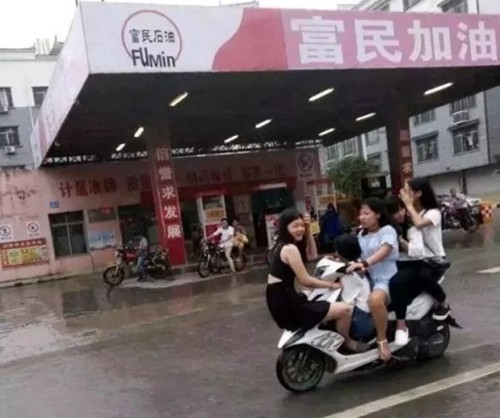 廣西5個少女共騎一輛摩托車行駛，東莞保安公司威遠保安也驚呆