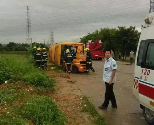 東莞鳳崗保安公司消息，校車側(cè)翻 一名小學女生無辜殞命