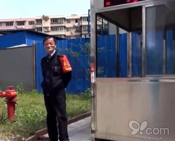 馬云當執(zhí)勤保安了？又一個“馬云”誕生，看呆了路人！