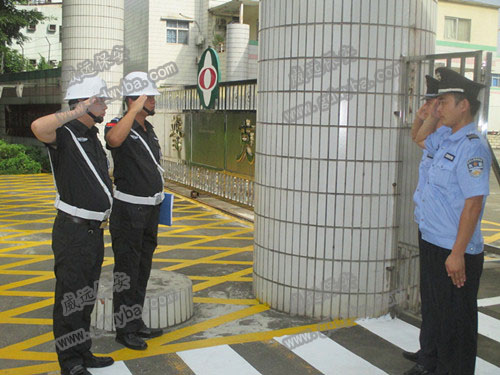 小區(qū)保安回應(yīng)男孩被困電梯事件：電梯老化嚴(yán)重，求助按鈕失效