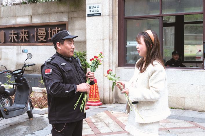 24歲保安救了38歲富婆一命，從此走上人生巔峰